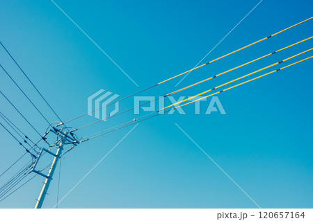 工事現場周辺の電線防護カバーと快晴の青空　b-3 暖色 120657164