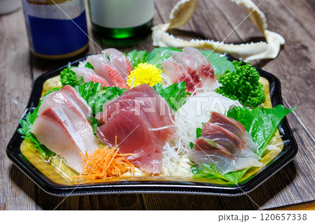 素泊まりの民宿で、地元の商店で購入してきた晩ごはんを食す。南伊豆産の美味しい魚の刺身 2024 素泊まりの民宿で、地元の商店で購入してきた晩ごはんを食す。南伊豆産の美味しい魚の刺身 2024 120657338