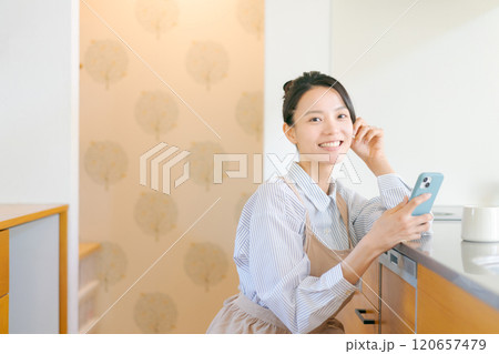 キッチンでスマホを使う女性 キッチンでスマホを使う女性 120657479