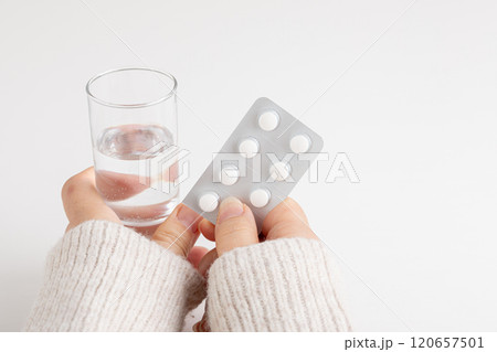 薬と水を持った手元　medicine 120657501