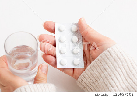 薬と水を持った手元 medicine 薬と水を持った手元 medicine 120657502
