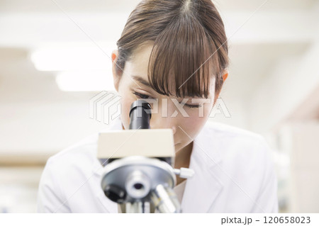 研究 開発 実験イメージ 顕微鏡をのぞく若い女性研究員 研究 開発 実験イメージ 顕微鏡をのぞく若い女性研究員 120658023