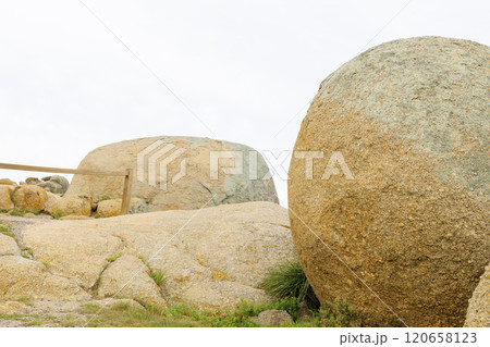 Granite Island Recreation Parkの大きな岩場と海 120658123