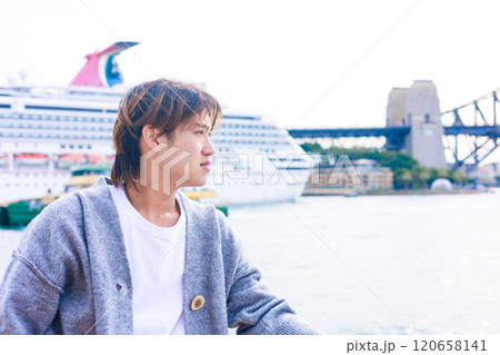 シドニーのオペラハウスの横で海を眺める日本人男性 シドニーのオペラハウスの横で海を眺める日本人男性 120658141