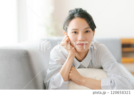 頬杖をつく女性 頬杖をつく女性 120658321