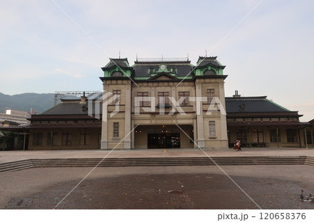 門司港駅の2階へのレトロな階段 120658376