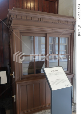 門司港駅の2階へのレトロな階段 門司港駅の2階へのレトロな階段 120658383