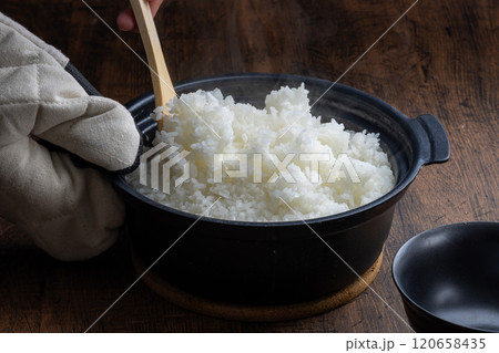 炊き立てのご飯　japanese rice 120658435
