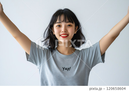両手をあげて喜ぶ日本人女性(AI生成画像) 両手をあげて喜ぶ日本人女性(AI生成画像) 120658604