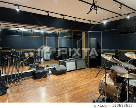 鏡張りの音楽リハーサルスタジオ 120658615