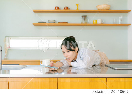 キッチンで落ち込む女性 120658667