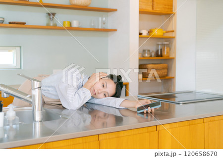 キッチンで落ち込む女性 キッチンで落ち込む女性 120658670