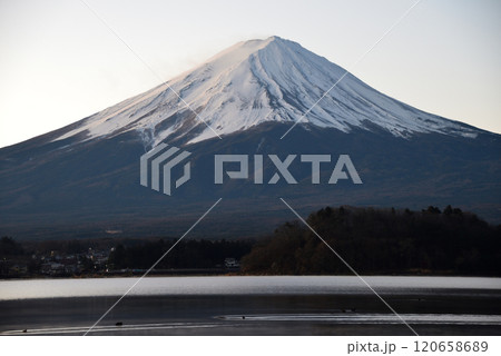 山梨県・河口湖から見た夜明けの富士山 120658689