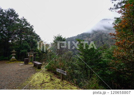 日室ヶ岳遙拝所「一願さん」岩戸山 120658807