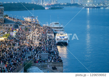 Large crowd of people on the river bank. 120659002