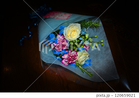 カラフルな暗い花束 120659021