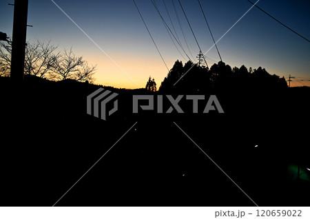 山間の村に佇む夕闇 120659022