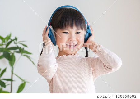 イヤーマフをした聴覚過敏の子供 120659602
