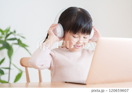 パソコンでオンラインレッスンを授業を受ける子供 パソコンでオンラインレッスンを授業を受ける子供 120659607