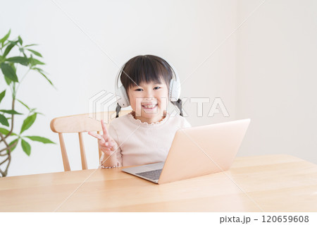 パソコンでオンラインレッスンを授業を受ける子供 パソコンでオンラインレッスンを授業を受ける子供 120659608