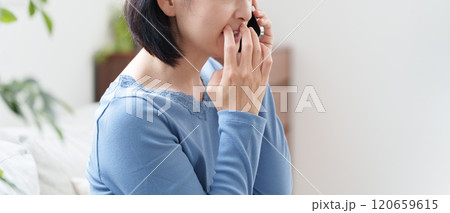 スマホで通話するミドル女性 120659615