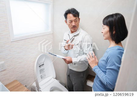トイレの故障トラブルで水道修理業者を呼ぶ客 トイレの故障トラブルで水道修理業者を呼ぶ客 120659619