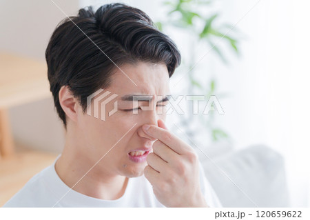 鼻をつまむ男性 鼻をつまむ男性 120659622