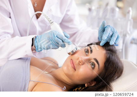 Beauty procedure to brunette girl (vabration import) Beauty procedure to brunette girl (vabration import) 120659724