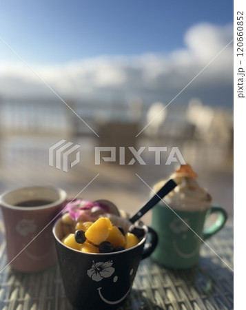 海の見えるカフェでアサイーボール 120660852