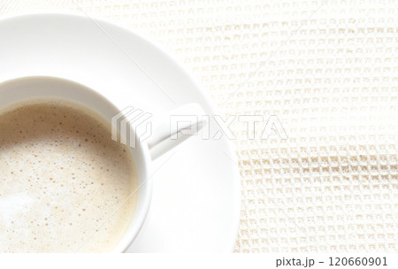 寒い冬には温かいカフェラテで 寒い冬には温かいカフェラテで 120660901