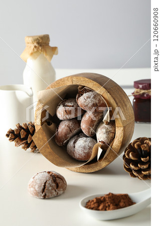 Delicious crinkle cookies in a plate, on a light background. 120660908