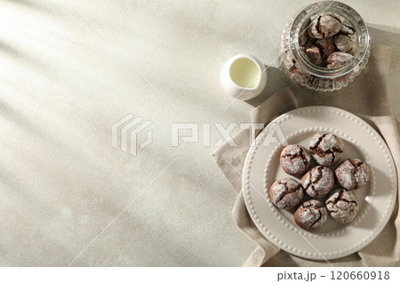 Delicious crinkle cookies in a plate, on a light background. 120660918