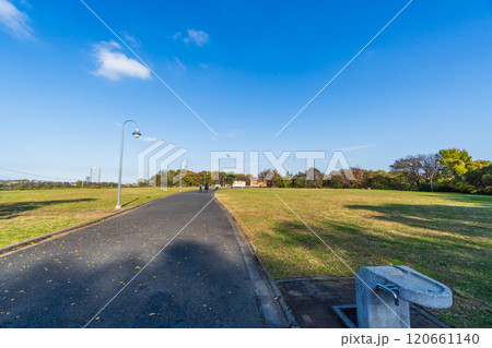 秋の青空と丘の上の広い公園 秋の青空と丘の上の広い公園 120661140