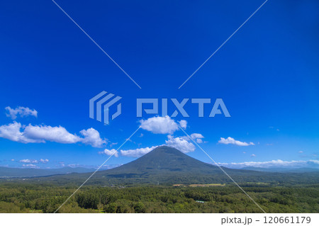 北海道 青空と羊蹄山  120661179