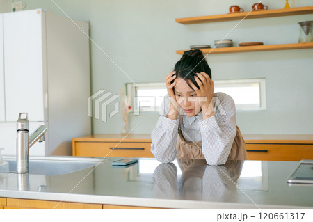 キッチンで落ち込む女性 120661317
