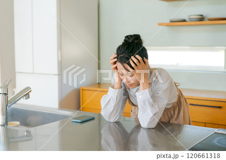 キッチンで落ち込む女性 キッチンで落ち込む女性 120661318