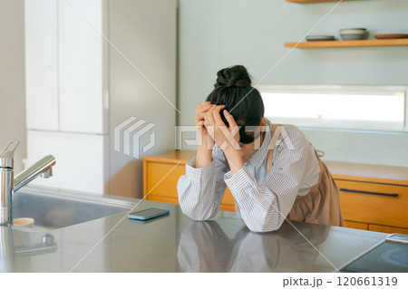 キッチンで落ち込む女性 キッチンで落ち込む女性 120661319