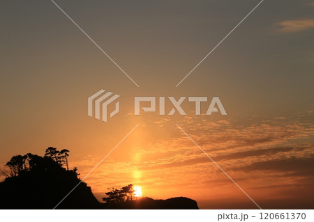 堂ヶ島の向こうに見える綺麗な夕陽 堂ヶ島の向こうに見える綺麗な夕陽 120661370