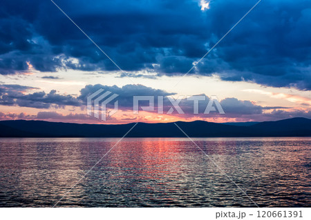 Scenic sunset on the lake 120661391