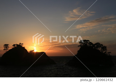 海に沈む夕日 120661432