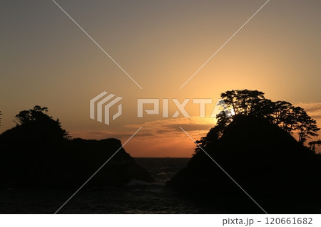 海に沈む夕日 海に沈む夕日 120661682