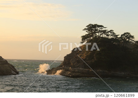 海に沈む夕日 120661899