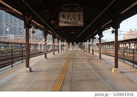 門司港駅構内の駅銘板 門司港駅構内の駅銘板 120661916