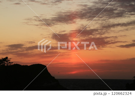 海に沈む夕日 120662324