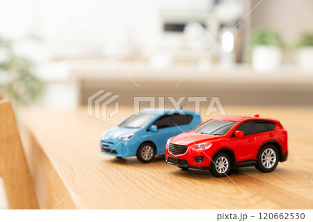 家のリビングと自動車 120662530