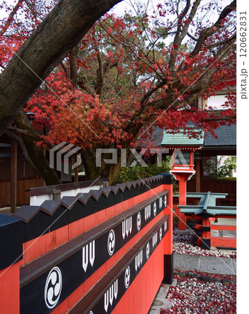 車折神社　本殿前の回廊 120662831