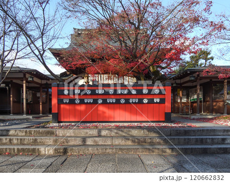 車折神社　本殿前の回廊 120662832