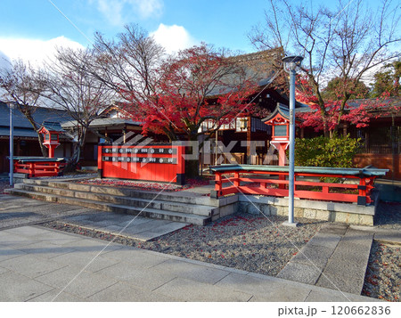 車折神社　本殿前の回廊 120662836