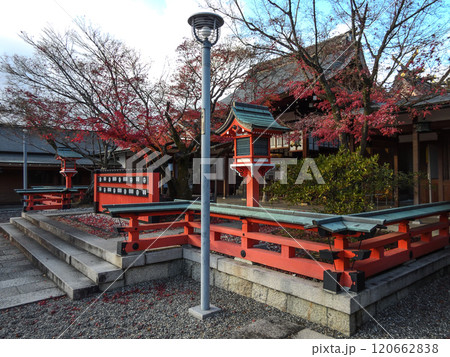 車折神社 本殿前の回廊 車折神社 本殿前の回廊 120662838