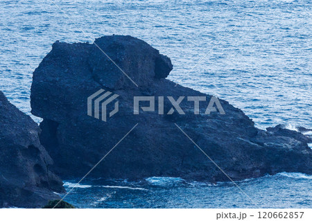 岬の展望台から見下ろす美しい夕暮れのヒリゾ浜の紺碧の海。 大根島などの無人島や小島、地磯が見える。 岬の展望台から見下ろす美しい夕暮れのヒリゾ浜の紺碧の海。 大根島などの無人島や小島、地磯が見える。 120662857
